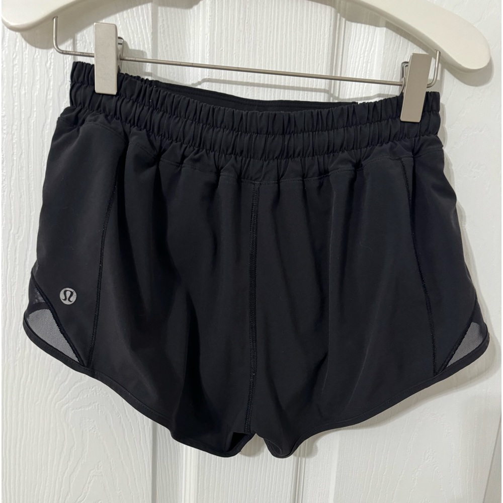 Lululemon Black Hotty Hot low rise 2.5 inseam size 4.